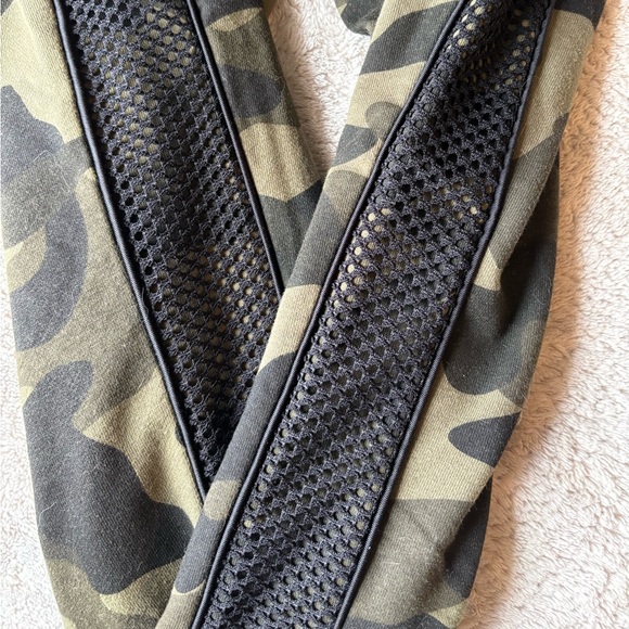 GUESS camo sweatpants - Picture 4 of 4